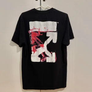 Off white - Off White T-shirt. Nyskick och storlek M.