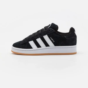 Adidas Campus 00s - Nästa helt nya, endast använda ett fåtal gånger. Storlek 38 2/3 men passar som 39  Kom privat för mer bilder. Priset kan diskuteras!  Nypris 1100kr