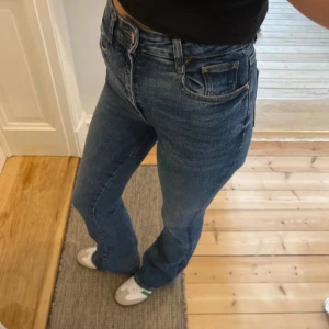 Utsvängda jeans - Utsvängda blåa jeans från Zara