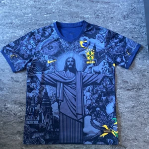 Brasilien Jesus tröja  - Jette bra skick och snygg med Nike påsar och allt men texten där bak i naken är lite ut suddad 