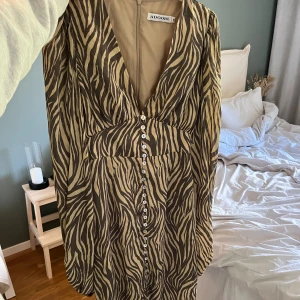 Adoore klänning - Säljer denna fina adoore klänning i modellen Positano dress. Använd ett fåtal gånger så i mycket fint skick. Storlek 34.🦓