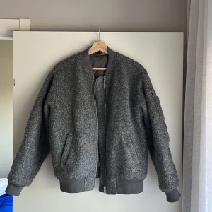 Teddy bomberjacka  - Säljer denna fina gråa bomberjackan i teddymaterial. Jackan är i storlek xs/34. Den är oversize i modellen, jag är vanligtvis en s/36 och tycker den sitter toppen!   Säljer pågrund av att den inte kommer till användning. Jackan är i superfint skick! 
