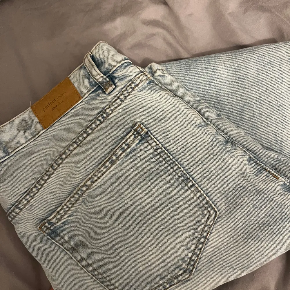 Ljusblåa Gina jeans low Waist! Använd 1-2 gånger. Superfina!! Skicka för fler frågor 🥰. Jeans & Byxor.