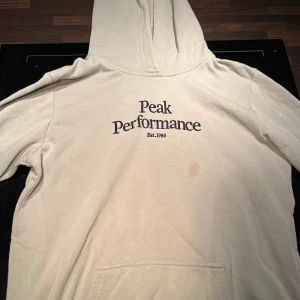 Peak performance hoodie - Liten fläck på framsidan. Nypris ca 1200