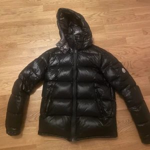 Moncler Zin - Den perfekta vinterjackan, i storlek 1 = S. Jag är 175cm. Innerlagret är avtagbart om man inte vill ha den kragen på osv. Tar man bort den ser det exakt ut som en moncler Maya! Den är i perfekt skick, jag kan lösa fler bilder!  