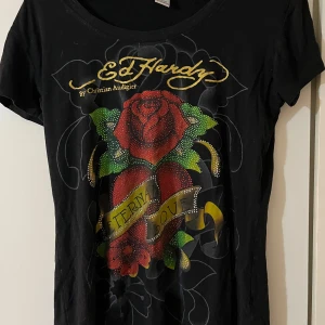 Edhardy t-shirt - Ed Hardy t-shirt med tryck både fram och bak💞kommer inte till användning längre, pris går att diskutera☺️