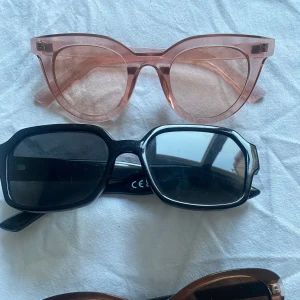 Tre olika solglasögon! - Säljer dessa solglasögon då dom sällan kommer till användning. 50 kr styck! 