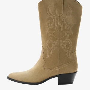 Cowboyboots  - Jättesnygga cowboyboots i beige mocka. Jättebra skick, använda 1 gång💞💞