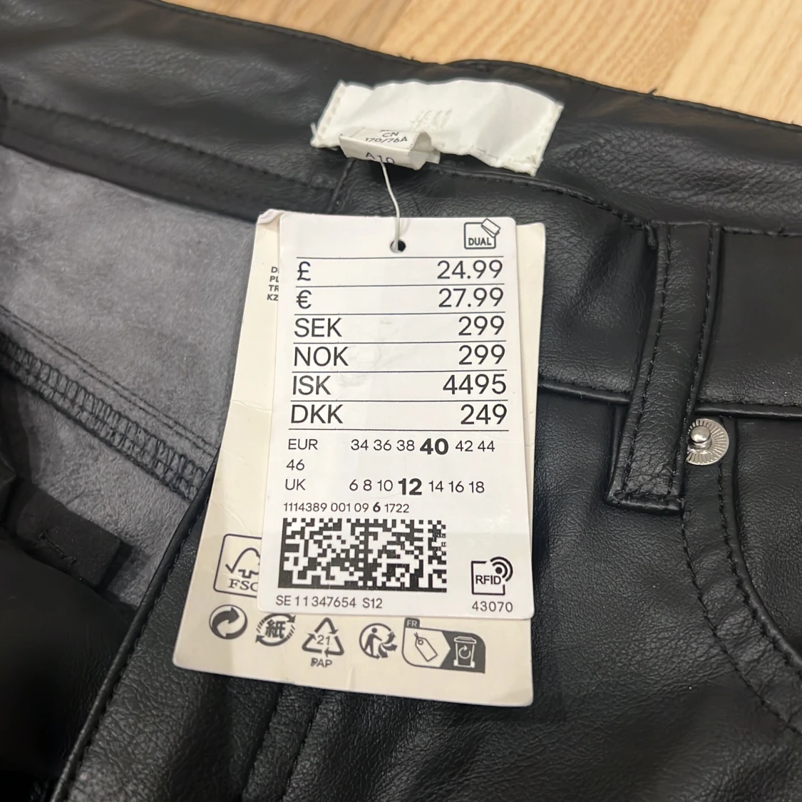 Vida ”läder” byxor från H&M - 92