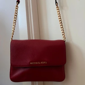 Röd väska  - Röd crossbody väska i fint skick som   Äkta