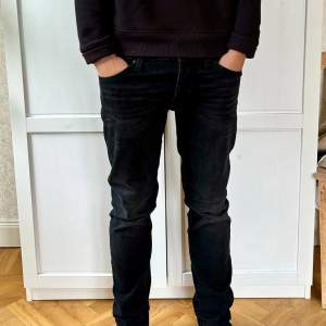 Svarta sköna jeans i mycket bra skick. Säljes pga att de är för små. Storlek 30/32 från Jack & Jones. Slim fit.  