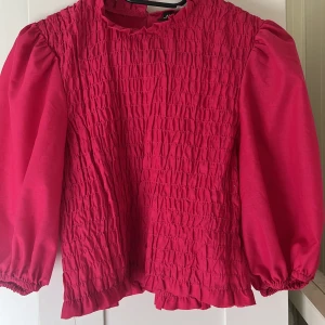 Rosa topp - Jättefräsch rosa topp från H&M. Katt finns i hemmet!!