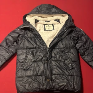 Vinter jacka - Säljer denna skit snygga jacka ifrån Abercrombie. Färg mörk blå/svart. Vädligt bra skick, inga defekter. Det finns varm päls innut i jackan. Storleken är S, passar runt 175 cm. Hör av dig vid fler frågor eller bilder.