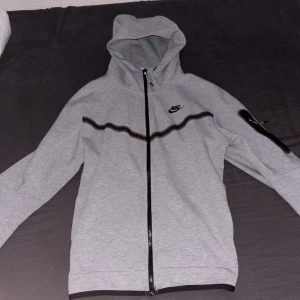 Nike tech - Säljer nu en nike tech hoodie köpt på plick me säljer då den inte passade Storlek M men kan passa L Inga defekter 