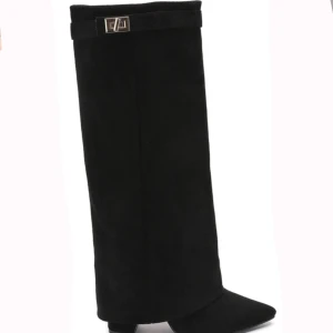 Svarta boots  - Måste tyvärr sälja mina sjukt snygga boots för jah har inte förmågan att gå i högklackat, dom är endast använda 1 gång och har inga som helst defekter!