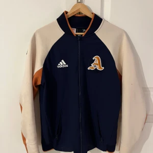 Addidas Jacka/windbreaker - Addidas windbreaker. Använd väldigt lite och jag har växt ur den säljer den pga det! Pris går att diskuteras!