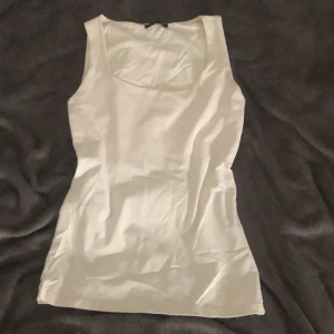 Super snyggt höstigt linne🍂❤️ - Ett super fint lite höstigt u ringat linne ,ser vit ut men egentligen lite mer åt det begiea hållet💕