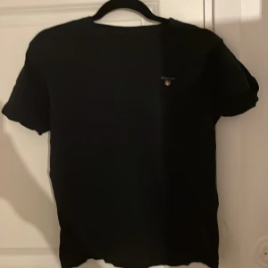 Gant T-shirt - Gant T-shirt i storlek 176