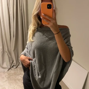 100% Kashmir poncho - Säljer en supersnygg grå poncho i 100% Kashmir! Mycket fint skick (något enstaka miniiihål)💘 