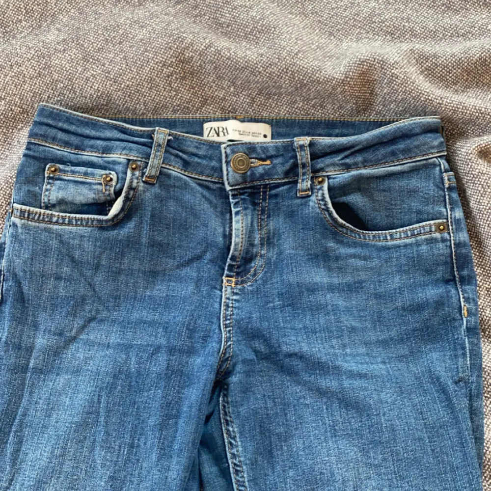 Säljer ett par as snygga blå low waist jeans från Zara. De har en klassisk femficksdesign och är perfekta för vardagsbruk. Jeansen har en bekväm passform och är i bra skick.. Jeans & Byxor.