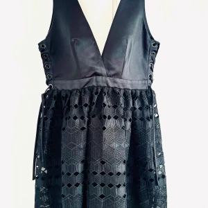 Satin lace dress from Sandro Paris - Size 3 in tag Fits Medium to Large has adjustable sides 4,500 SEK when you buy online