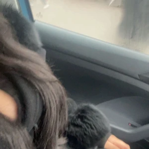 Kappa med fluff  - Säljer denna pågrund av att jag inte använder den mer och vill köpa liknande med en större storlek. Storleken är Xs men passar även till M/L eftersom den är justerbar.💞 pälsen är även avtagbar.  kom DM för mer info. Kan även diskutera pris.