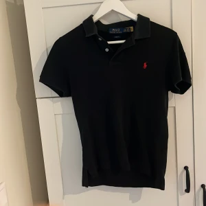 Ralph lauren pike - Säljer en ralph lauren pike som passar 14-16 åringra,tröjan är i toppskick och priset är ej hugget i sten. Nypris 999.