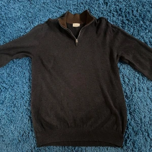 John Henric Zip tröja - John Henric Zip tröja  - Mörkblå  - Medium men passar även Small  - Jätte bra skick  - Äkta