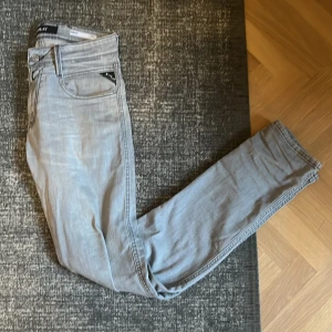 Replay anbass  - Säljer dessa feta Replay jeans. Rätt använda därav priset, kan gå ner vid snabb affär. Skriv vid någon fundering eller om du är intresserad.
