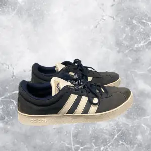 •Adidas skor ”Gazelle look alike”. Conditon: 7/10. Storlek: 40 2/3. Authentic: ✅. Medföljes: Bara skorna! Hör av dig vid frågor eller funderingar. Mvh Second Resell;) 