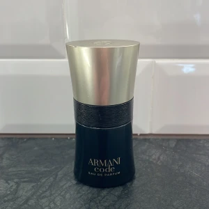 Armani Code Eau de Parfum - Säljer en elegant flaska av Armani Code Eau de Parfum. Flaskan har en stilren design med en svart bas och en silverfärgad kork. Parfymen är för herrar och kommer i en 30 ml flaska. Perfekt för den som vill ha en sofistikerad doft, Nypris 879kr. Nästan full och bra pris på parfymen just nu ✅