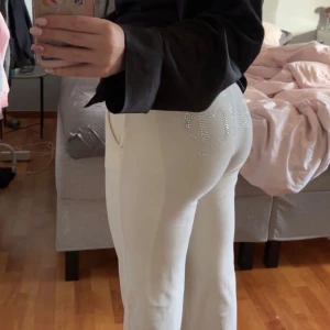 Vita Juicy couture - Säljer ett par vita JUICY COUTURE byxor med texten ”Juicy” på rumpan av paljetter!🎀 Super fint skick och använda 1-2 gånger. Höjer priset på dessa då de är näst intill oanvända och original priset var 1300kr💞Priset kan diskuteras!😽💋