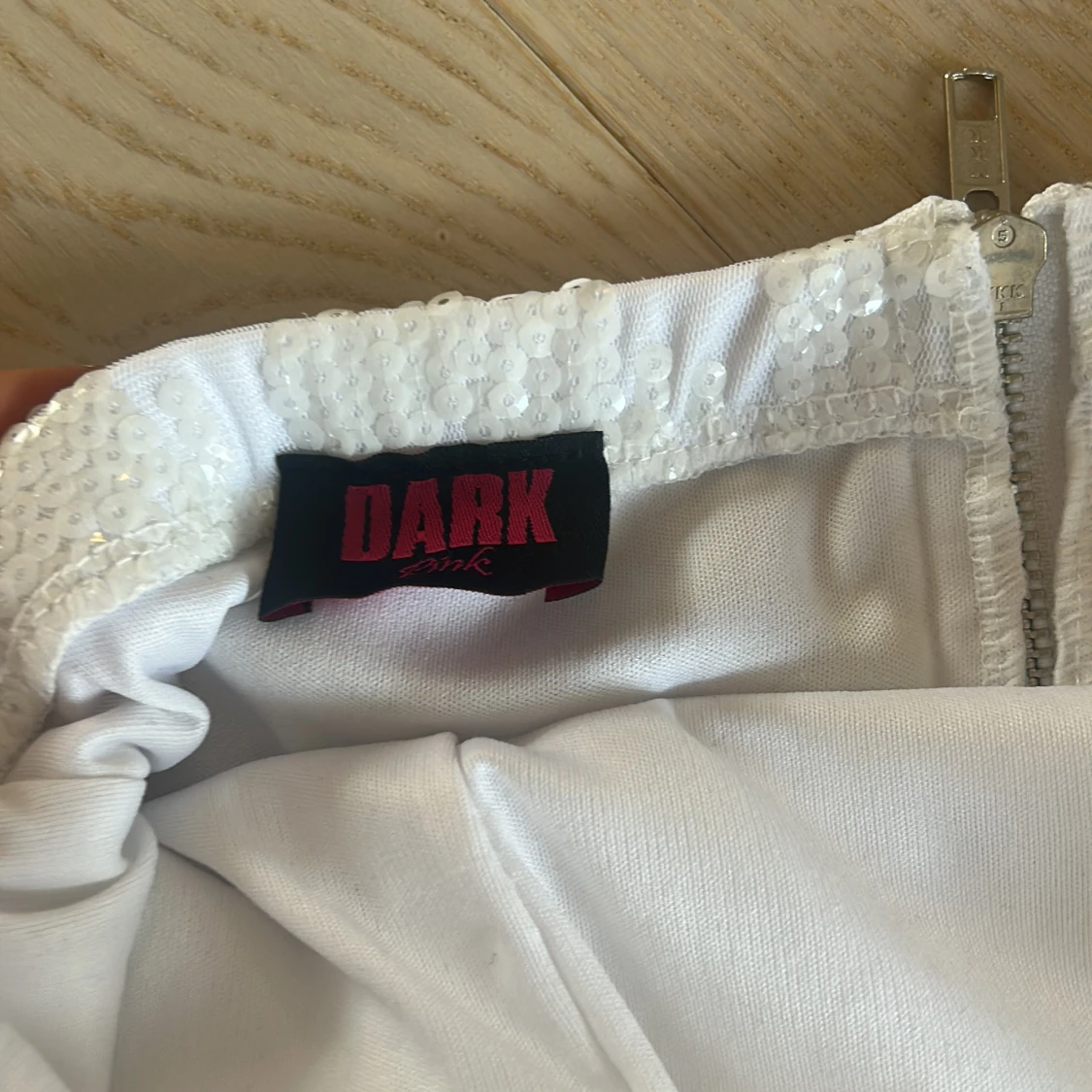 Vit axelbandslös klänning (storlek s) - 2