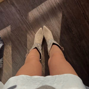 Beige cowboy boots med klack - Säljer nu mina snygga cowboyboots i mocka då dom bara använts vid ett tillfälle. 