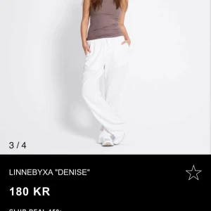 Vita linnebyxor 'Denise' - Snygga och bekväma vita linnebyxor 'Denise' med en loose passform. Byxorna har en elastisk midja med snörning för extra komfort. Perfekta för en avslappnad stil. ‼️Obs‼️har en liten fläck, se bild 5 (pris kan diskuteras) 