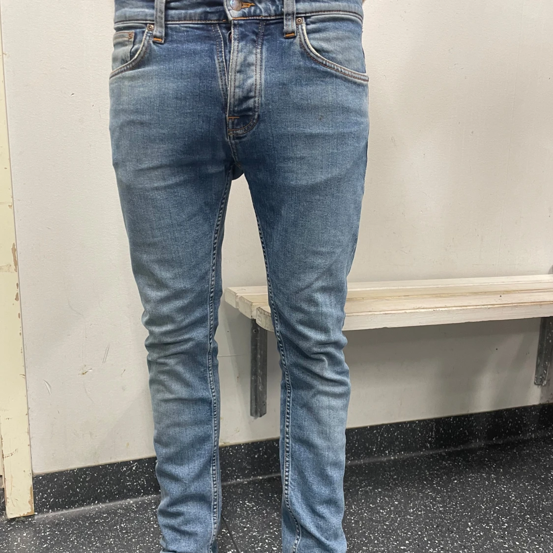 Blå jeans med broderad detalj - 1