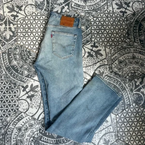 Levis 501 jeans - klassiska Levis 501 jeans i ljusblå denim! | Mycket fint skick använda fåtal gånger! | rak passform och är midwaist | Perfekta för en avslappnad stil | Vid frågor eller funderingar finns jag i DM! 📩 Mvh CVB Closet