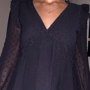 Gina tricot blus - Elegant svart blus med v-ringning och volangdetaljer. Från Ginatricot, storlek 158/164(XS). Använd 2 gånger Pris kan absolut diskuteras!