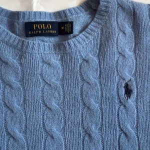 Ralph Lauren Stickad tröja - Säljer min Ralph Lauren tröja som är i nyskick. Storleken är M men rekommenderar S för en mer kroppsnära passform