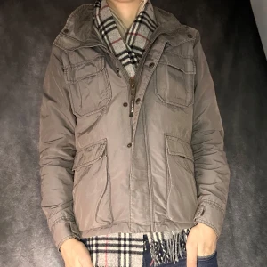Woolrich fieldjacket - Mycket fint skick, nyskick | passar mycket fint till halsduken på min profil | size s | model 180 63 kg | fraktar spårbart inom 24 timmar med PostNord eller instabox 