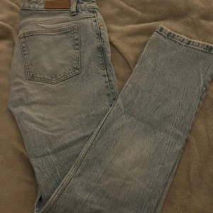 Ljusblåa jeans - Ljusblåa låg midjade jeans 