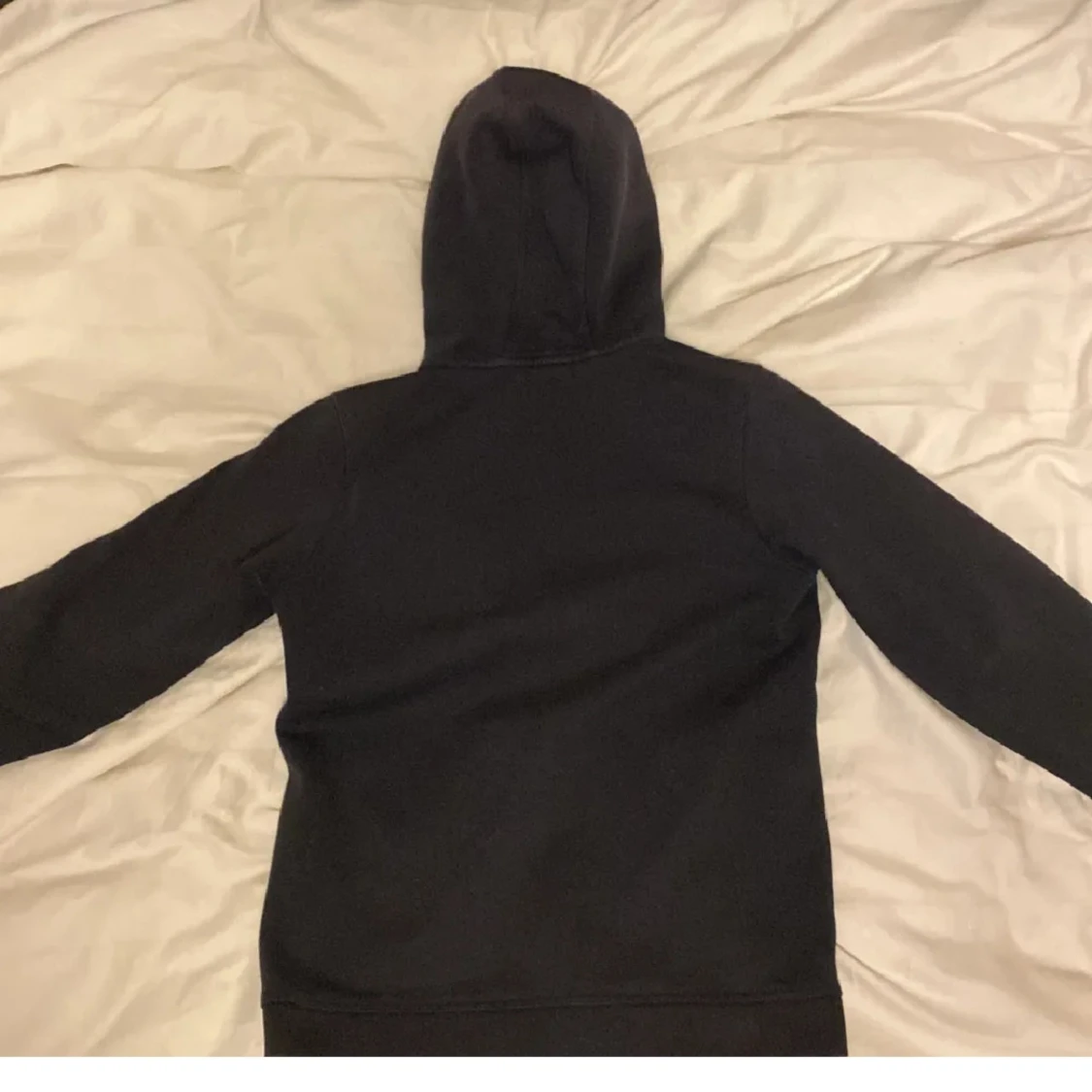 Svart huvtröja från Sail Racing - 2