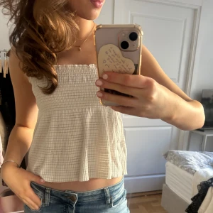 Topp   - Fin topp från mango. Perfekt nu till sommaren och våren. Super fin att ha under koftor 