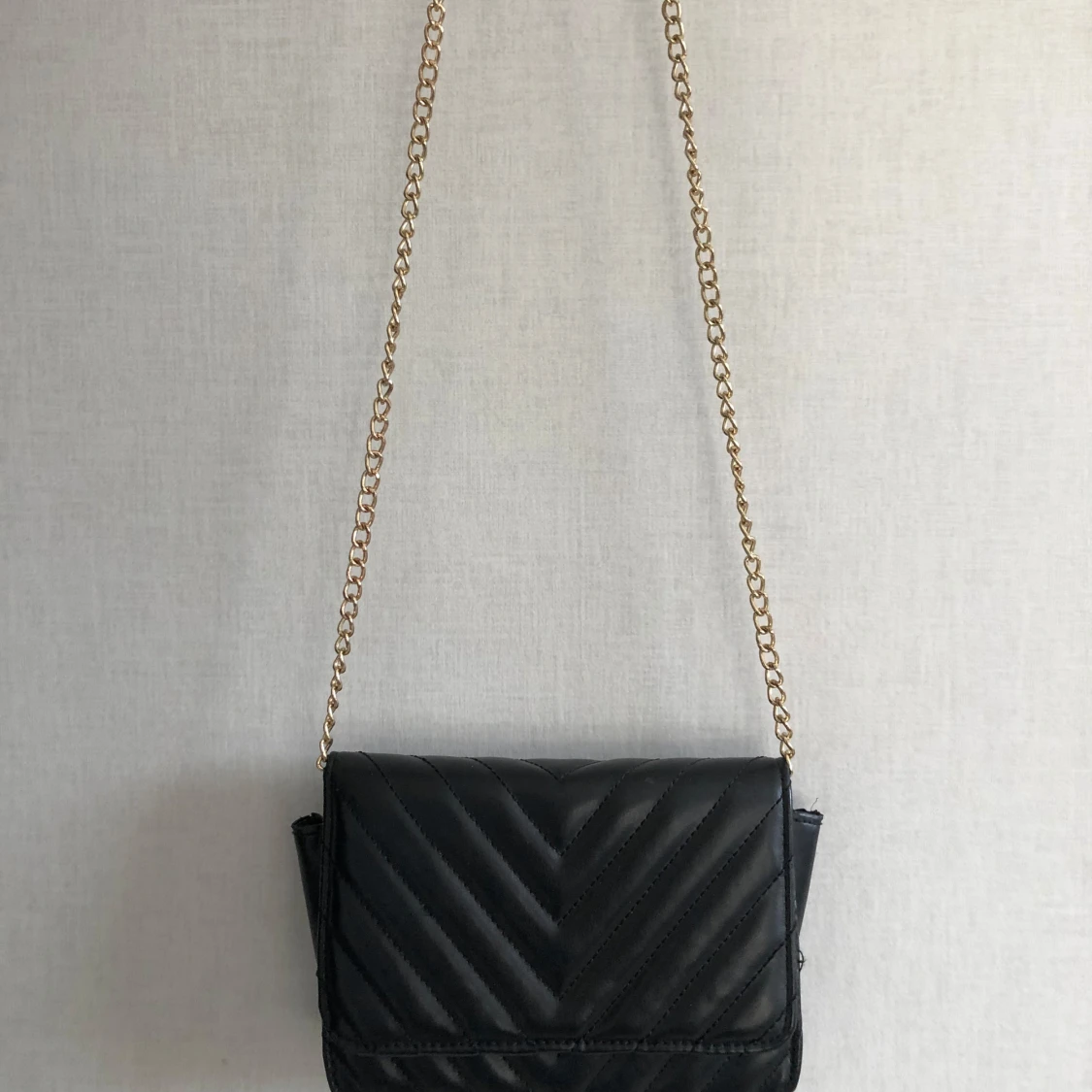 Svart quiltad axelväska med kedja