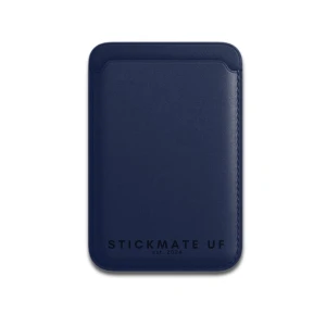 Mörkblå korthållare från Stickmate UF - Snygg och stilren mörkblå plånbok från Stickmate UF. Perfekt för att hålla dina kort organiserade. Enkel och elegant design som passar alla tillfällen. Sitter hårt och enkelt med hjälp av MagSafe!