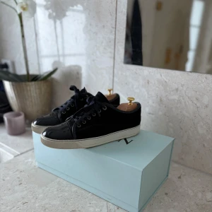 Lanvin cap toe  - Tja säljer mina Lanvin sneakers i storlek uk 7/41 skorna är 8,5/10 skick. Använda regel bundet med försiktighet. Dem är köpta på Nk för 4599 kr kvitto finns allt og fås med dustbag, skosnören,box och låda. Hör av dig vid några funderingar 