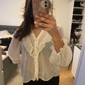 Zara blus - Superfin crémevit blus från zara. Storlek L men passar mig som vanligtvis har S.