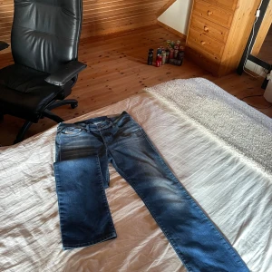  Diesel jeans - Snygga blå jeans från Diesel med en klassisk femficksdesign. De har en straight passform och är tillverkade i stretchigt denim för extra komfort. Perfekta för en avslappnad stil.