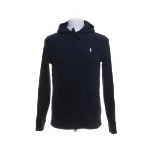 Mörkblå hoodie från Polo Ralph Lauren - Säljer nu min snygga Ralph lauren hoodie, använd men i schysst. Pris kan diskuteras vid snabb affär!