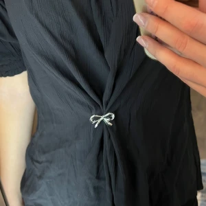 Helt ny brosch rosett - Superfin brosch som gör att du kan styla dina kläder på massa olika sätt så du får en helt ny garderob! Ger dina kläder en elegantera och exklusivare look och framhäver midjan, se bilder för exempel hur några sätt man kan styla🌸